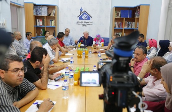 Press House-Palestine holds an open dialogue meeting with the Director of UNRWA Operations.