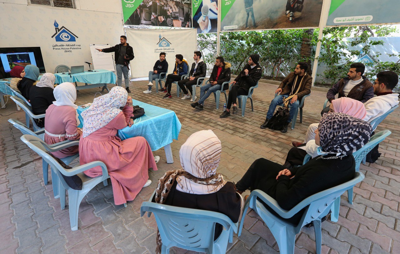 Media Thinkers Team holds a workshop on “Photography” at Press House
