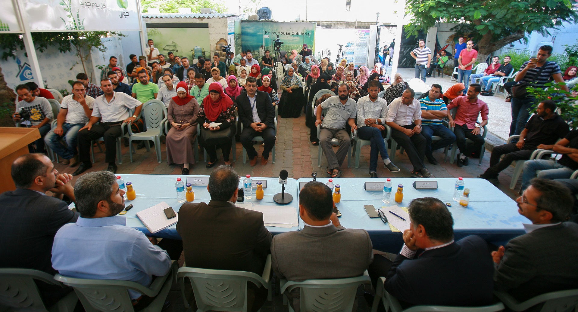 Press House Organize a Meeting Between Displaced People and Officials