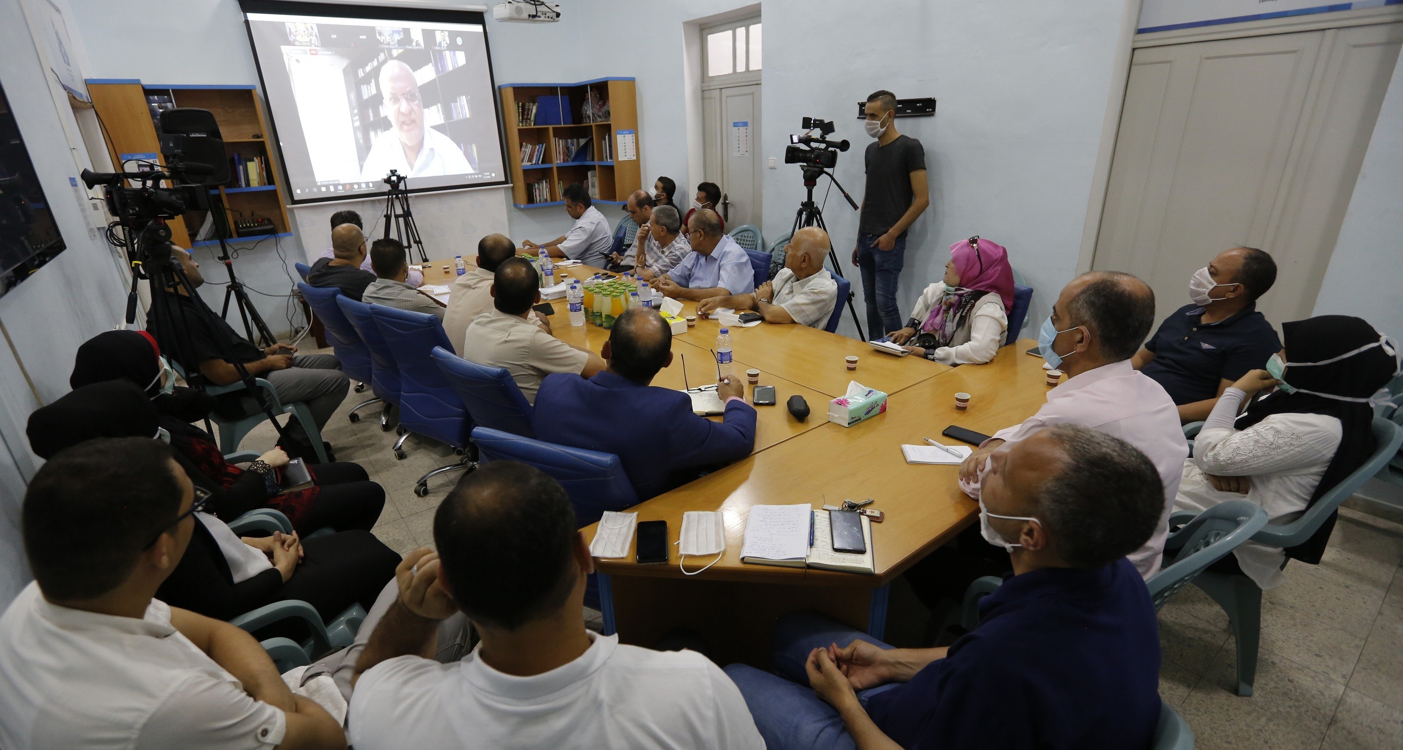 Press House and Media Center at Al-Najah University organize a dialogue meeting with Dr. Saeb Erekat